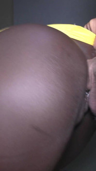 Una cagna nera magra lo succhia e viene sborrata dentro