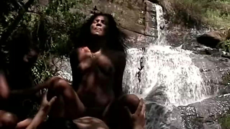 TRASHPORN: Une MILF brune mature donne du plaisir à une bite en...