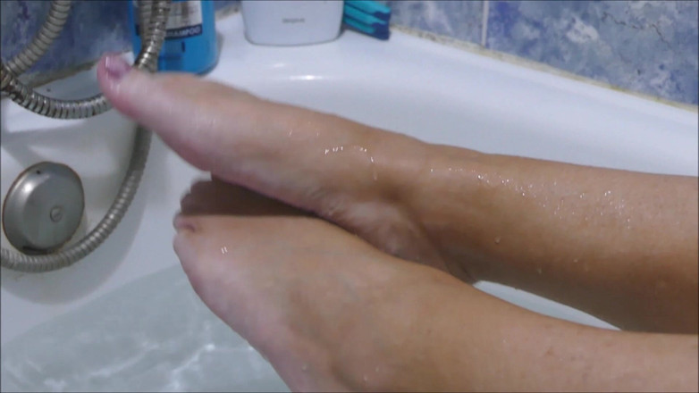 Natalie K: Orgasm Fingering &amp; Onanerar Naken I Badet