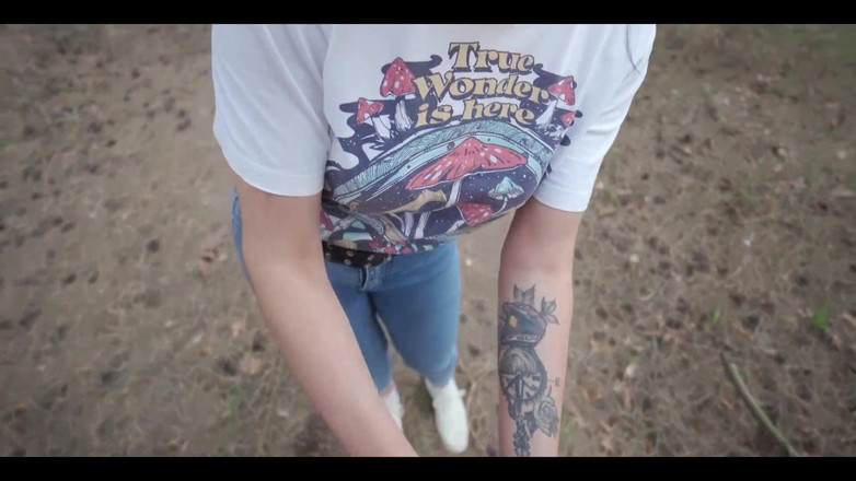 YSP Studio: Я засветила свой член одинокой девушке в лесу, и она помогла мне кончить