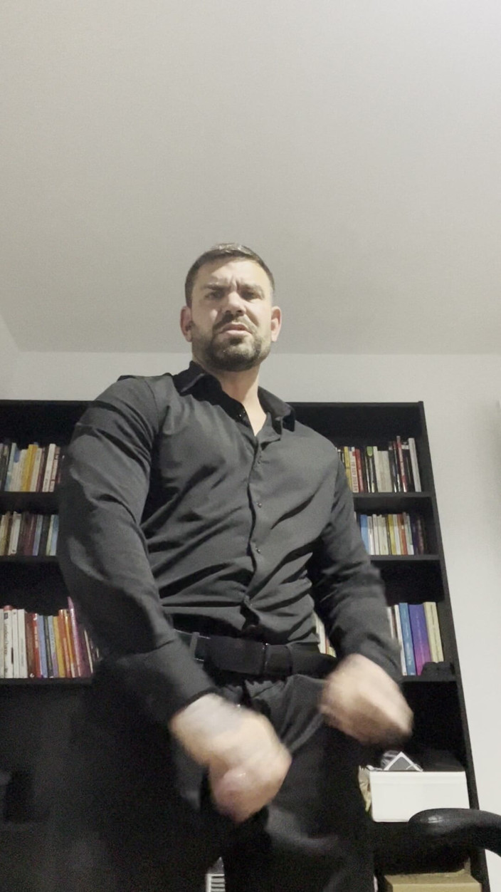Juan Lucho Gay: Yakışıklı Adam Takım Elbiseyle Mastürbasyon Yapıyor