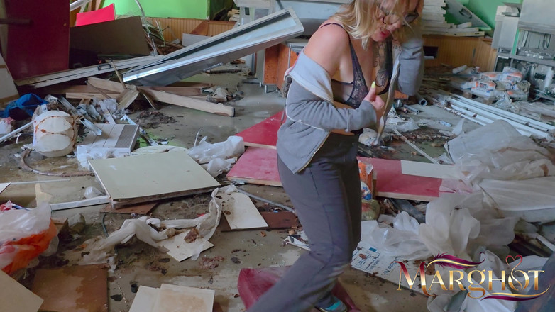 Sexymarghot: Четверо хлопців по черзі трахнули мене в дупу, я сквиртувала всюди, а вони бризкали мені в обличчя та окулярах.