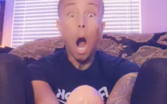Il femboy cavalca un enorme dildo da 12" e si scopa da solo una figa bagnata
