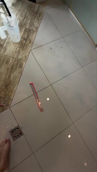 Distanță Extremă - Flux Puternic De Urină De La Vezica Plină - Măsurarea Distanței Urinarii
