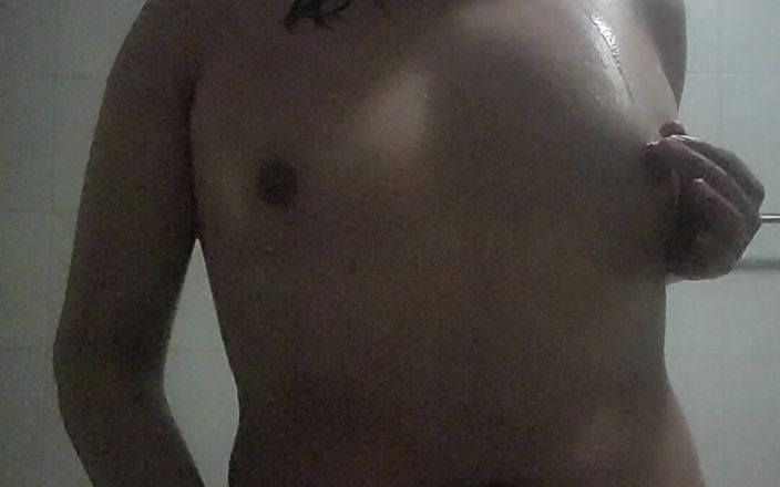 Crystal Phoenix Porn: Mi piace masturbarmi nella doccia calda