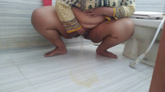 Aria Mia: 35letá stará sexy tetička masturbuje při čůrání