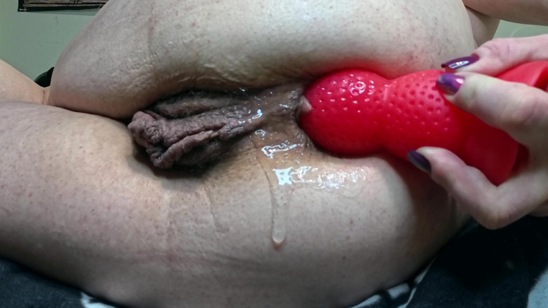 LunaXscorpia: Vibrator imens cu căpșuni în fundul gros: călărire anală profundă și distracție...