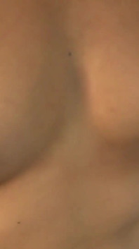 Ajudys - petite amatör MILF Tia onanerar i sexig underkläder