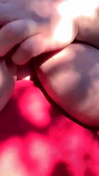 La bbw culona esibisce le mie grandi tette nel parco