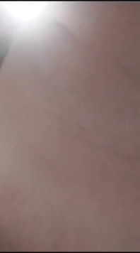 MILF Rozando Y Empalmando Su Gran Clitoris Con La Esquina Del Mueble