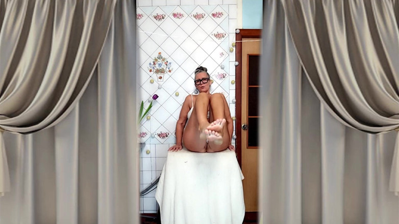 Lukerya: Quente madura dona de casa Lukerya se despi e brinca...