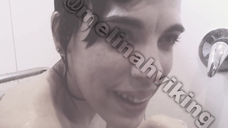 Melinah Viking: Luv Me, коли мокра
