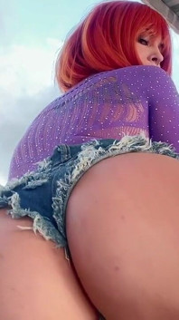 Anitta quer que todos a vejam no terraço enquanto ela o engana