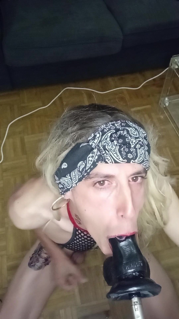 Penelopene27: Crossdresser Suck Dildo Xxl