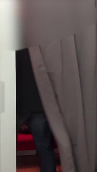 Läder slampa knullar mitt i varuhuset. Extrem sperma ansikte