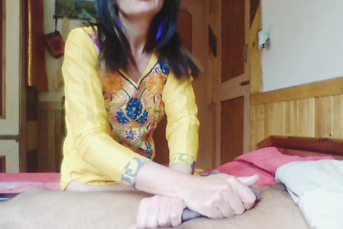 Bolly Karma: Dona de casa madura recebe por um pau de um...