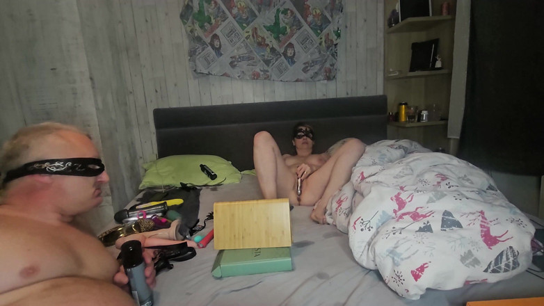 Anal Fetish Couple: Podvádějící manželka masturbuje s cizincem, zatímco manžílek se dívá
