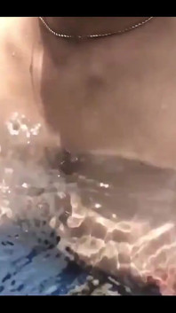 Nake Simning och knullar i poolen