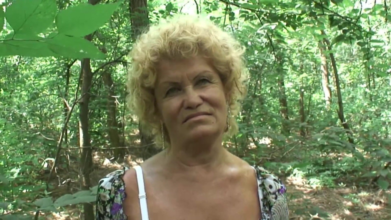 Mature Climax - 100% Mature Videos: Bionda pelosa matura sta saltando su un grosso cazzone all'aperto