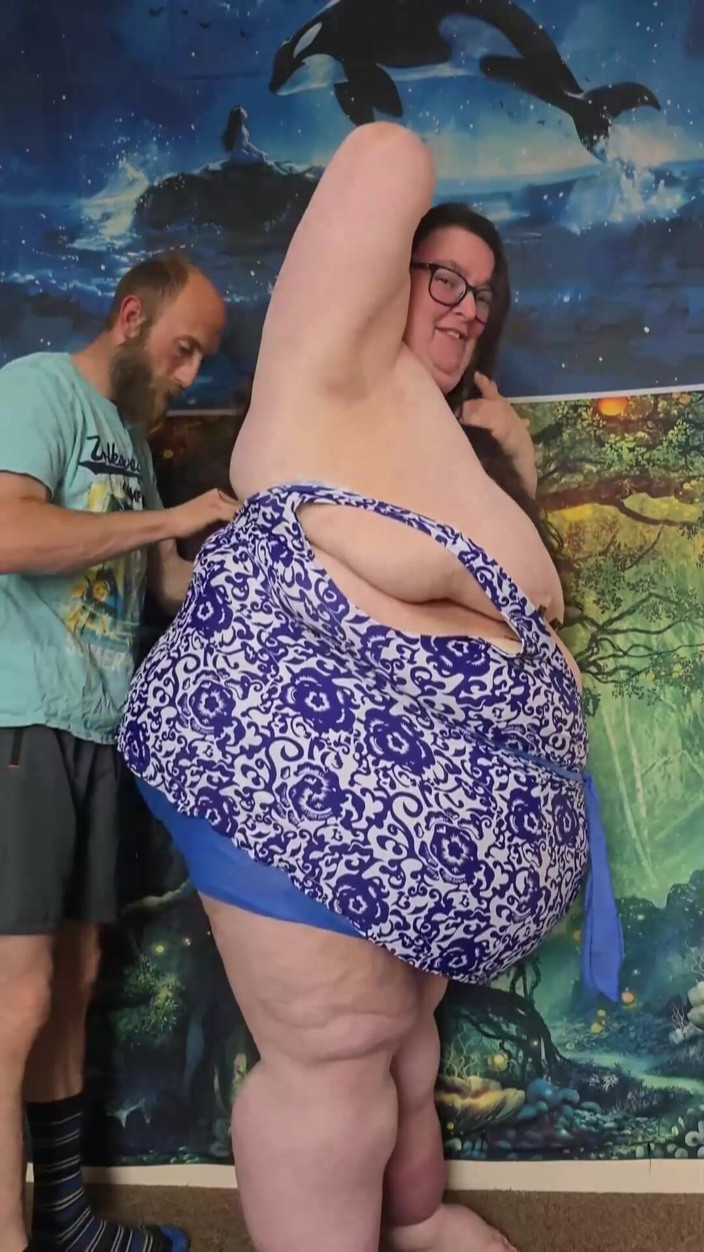 SSBBWLadyBrads: SSBBW Gets Help Fitting Into Tight Swimming Costume