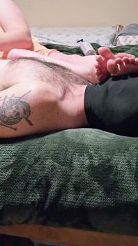 Pie fetiche bola reventar masturbación con la mano