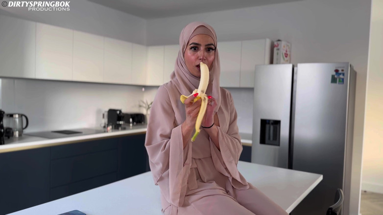 Aaliyah Yasin: Hongerig moslimmeisje breekt haar vasten met grote zwarte lul