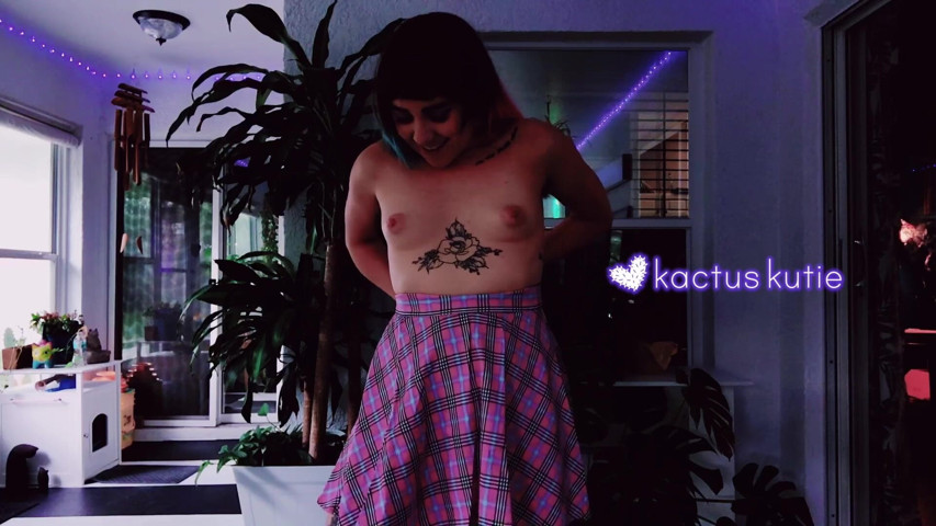 Trying on kute klothes while it gets dark outside (Kactus kutie)