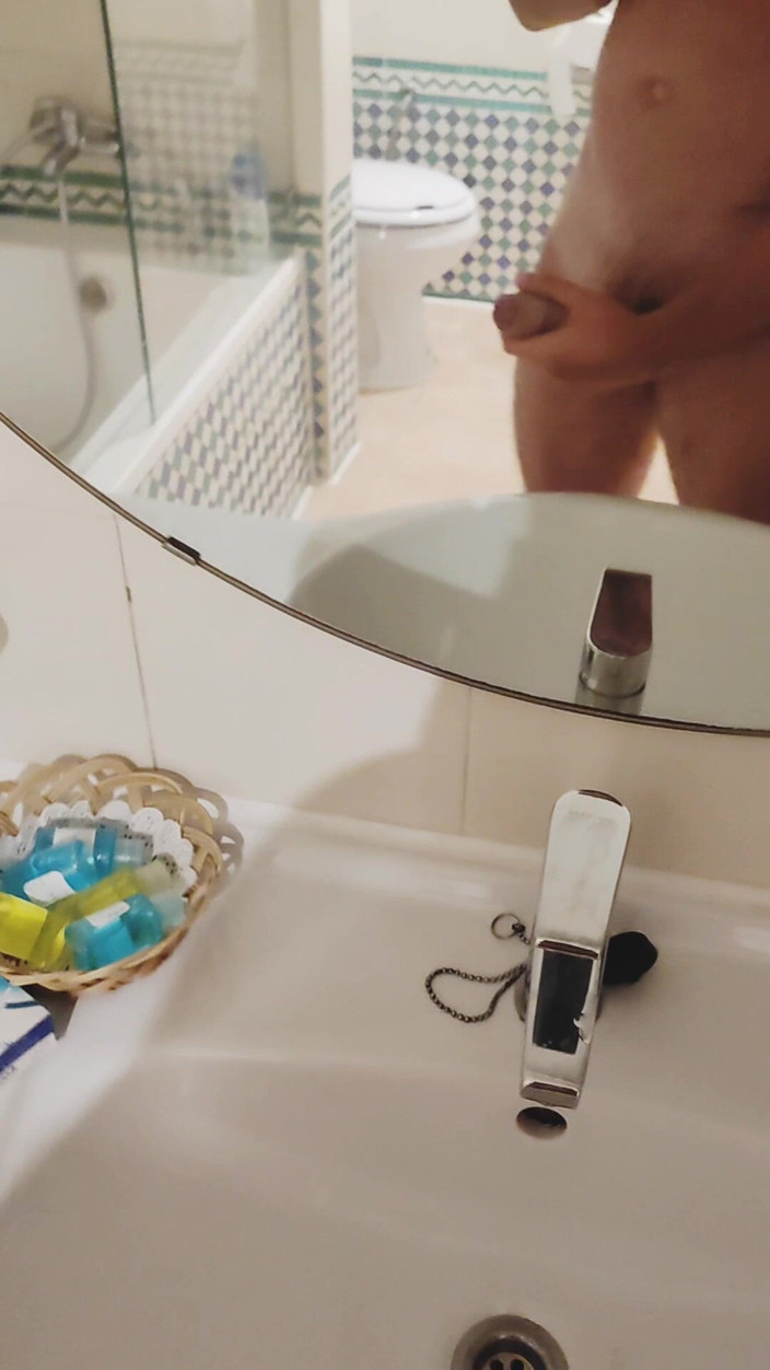 Cock & Body Worship: VEDERE LA PERSOANA 1 cu tati verbal în baie - muie, futai și spermă în...