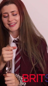 Britanică Shiloh, de 18 ani, dă instrucțiuni de masturbare în uniformă