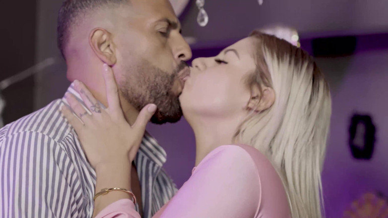 Docedeleite: Traviesa teniendo sexo con un amigo del trabajo