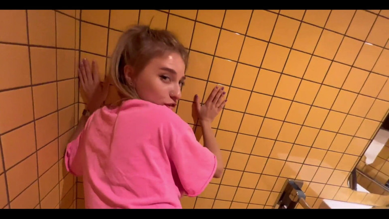 Bunny Rabbits: Verleidde een meisje en neukte haar in een nachtclubtoilet