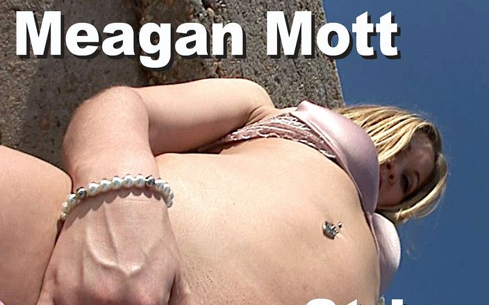 Edge Interactive Publishing: Meagan Mott strips outside pinks masturbuje się GMDG0329
