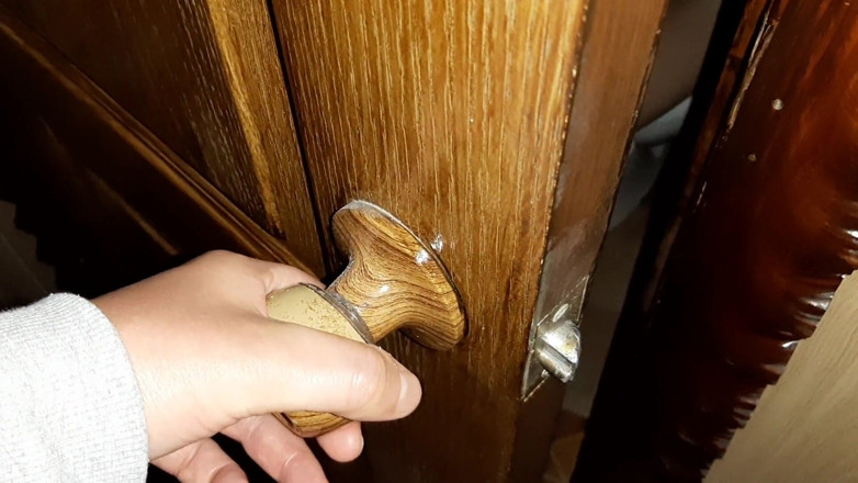 Lesbian-illusion: Tuvaletten inlemeyi duydum ve üvey kız kardeşimi gözetliyorum