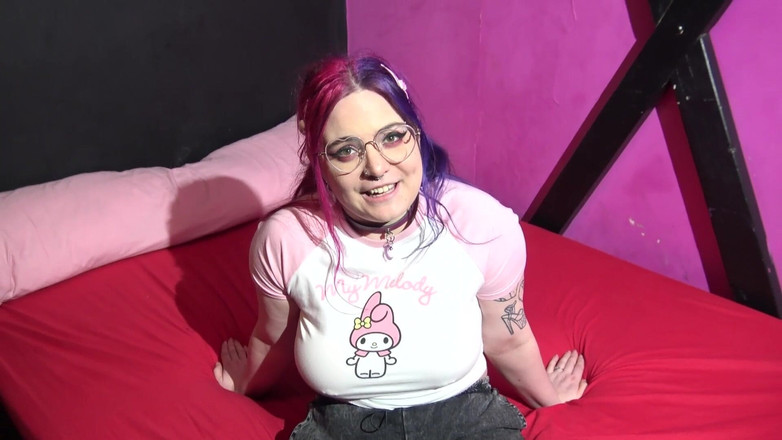 NM fetish femdom videos by Princess Nikki Cruel: 微胖的 Oink 毛发少女在直播中摆出性感的脚