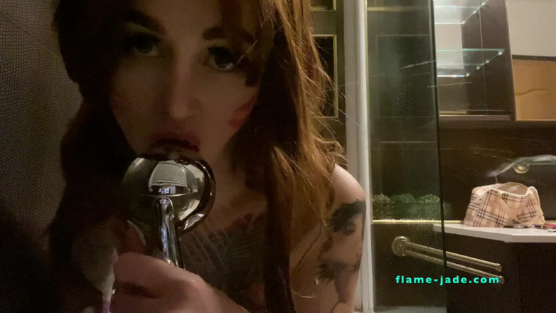 Flame Jade: Duschspaß mit analplug