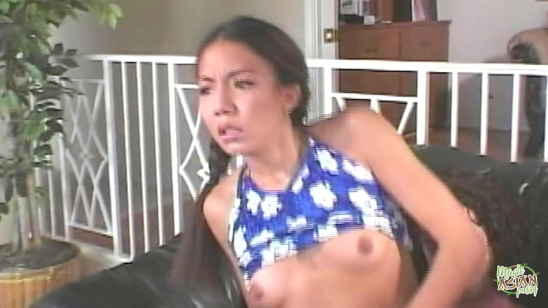 Magic Asian Pussy: Худенькая брюнетка учится трахаться, принимая его огромный член к ее азиатской попке