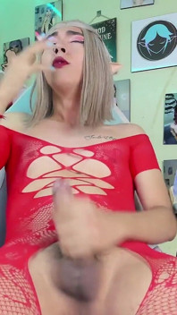 Cv calda ragazza trans bionda che fuma mentre lo accarezza joi
