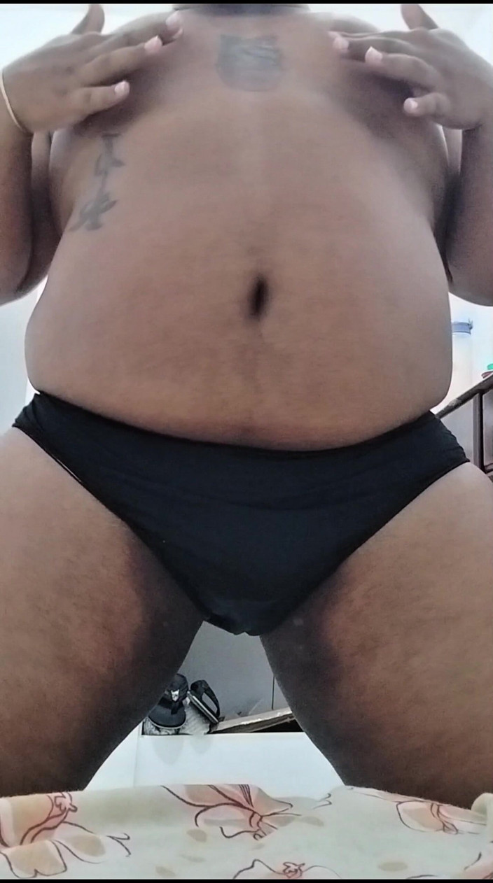 Blackteddybr: Černý medvěd roztáhne zadek dokořán