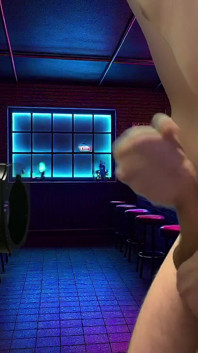 Twink mastürbasyon yapıyor - yüksek sesle inliyor