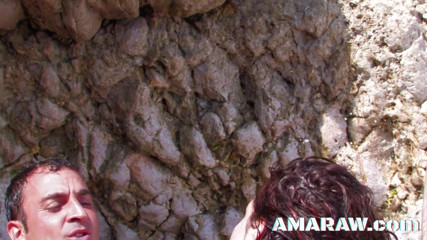 Amaraw: Bruneta Shannaya Tweeks împărțită pe plajă între doi bărbați