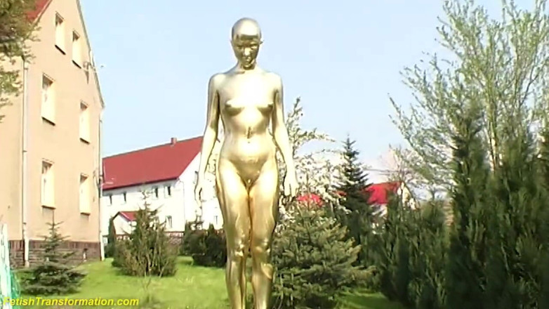 Fetish Islands: Real flexible contortionist gets golden painted