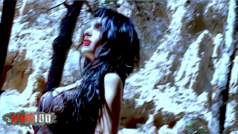 MMM100: 숲에서 알몸으로 따먹히는 Nina Roberts 포르노 스타 Nina Roberts