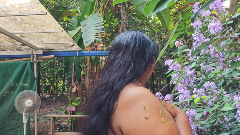 Anne Ipe: Une belle fille desi se déshabille dehors dans le jardin