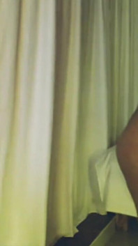Ragazza sexy mostra tette in reggiseno e mostra la figa.