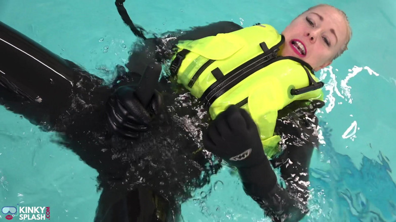 UKCuteGirl Lucy Lauren: Neoprene Lust: Keseronokan Vest Snorkel yang kembung di kolam