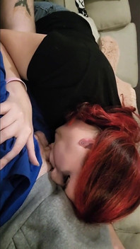 Une trans suce la bite de son papa et reçoit un creampie anal sans capote avec une baguette magique