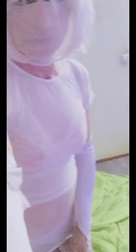 „den Penis Unter Einem Weißen, Durchsichtigen Nylonrock Reizvoll Präsentieren, Gekleidet in Einem Komplett Weißen Outfit.“