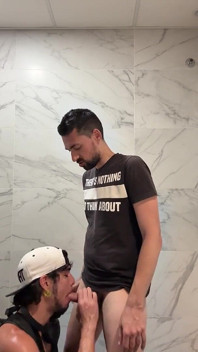 Cewek kembar latina seksi dientot habis-habisan di wc