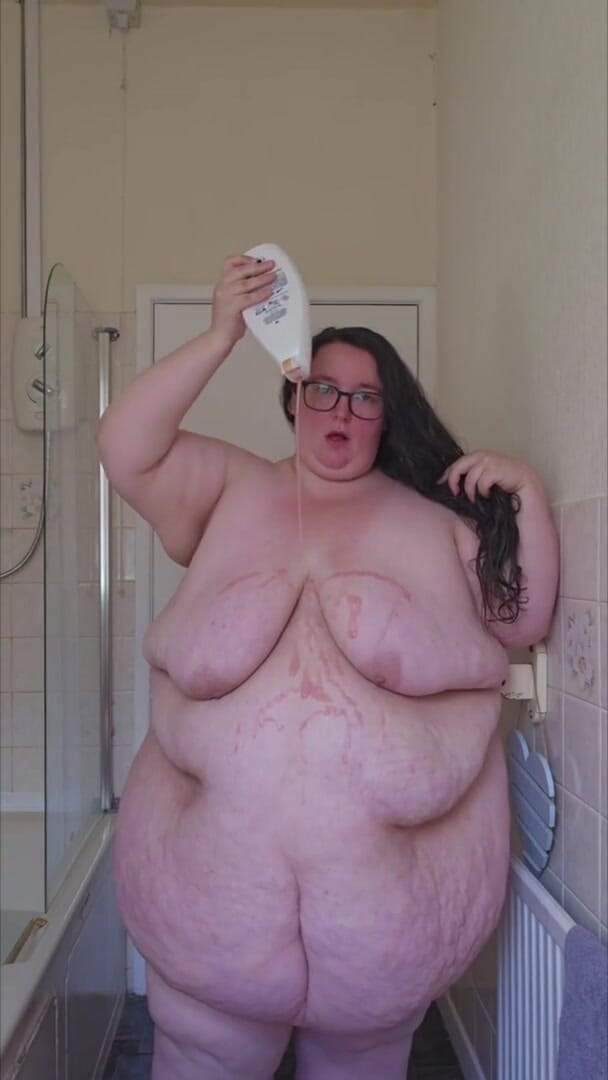 SSBBWLadyBrads: SSBBW corp cremos din burtă la baie