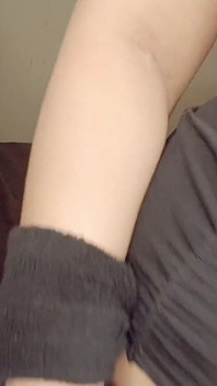 Žíznivá macecha šuká zadek svého nevlastního syna a odhodí celý sexy výstřik na její kundičku -